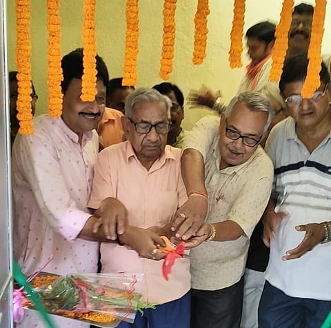 उद्घाटन करते चेयरमैन अमरनाथ चटर्जी व समाजसेवी