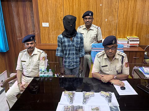 गिरफ्तार तस्कर व बरामद हथियार