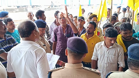 विभिन्न मांगों को लेकर आसनसोल आद्रा रेलवे पैसेंजर एसोसिएशन ने चलाया रेलवे रोको आंदोलन