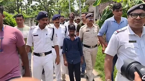 पुलिस गिरफ्तार अभियुक्त को लेकर घटना का पुनर्निर्माण करते हुए