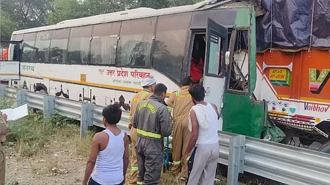 UP : बाराबंकी में ट्रक से टकराई बस, 24 सवारियां घायल
