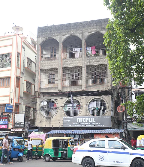 फ्लैट की खिड़की का ग्रिल काट कर चोर ने उड़ाये 1.10 करोड़ रुपये के आभूषण