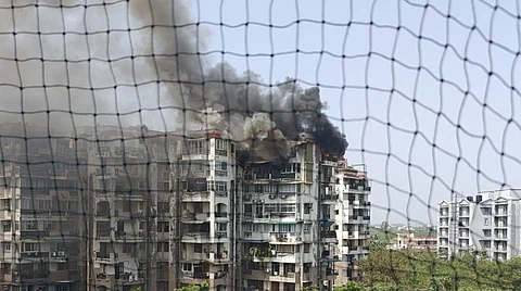 Delhi Fire: द्वारका सेक्टर-13 की बिल्डिंग में लगी भीषण आग, 7वीं मंजिल से कूदे 3 लोग