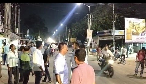 मामूली विवाद में दो पक्षों में जमकर मारपीट, भीड़ ने किया कार क्षतिग्रस्त