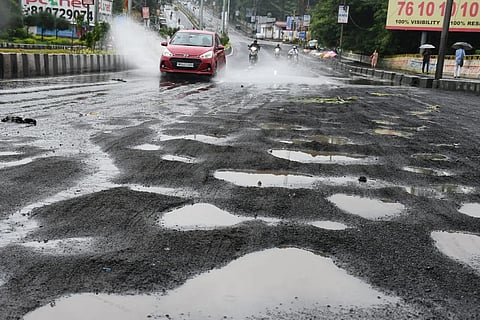 मालदह की कई सड़कें हैं बदहाल, लोगों ने की मरम्मत कराने की मांग