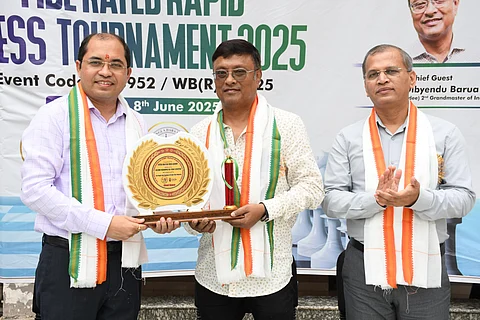 बाएं से दाएं: संस्थापक चेयरमैन अभिषेक कुमार यादव, ग्रैंडमास्टर दिब्येन्दु बरुआ, प्रिंसिपल प्रदीप समाल