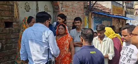 कोर्ट के आदेश पर पुलिस ने कराया घर खाली