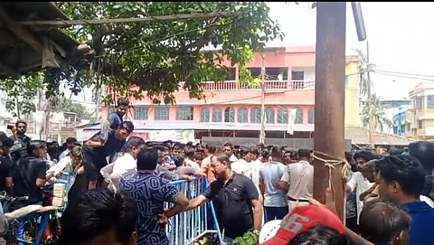 महेशतल्ला के रवींद्रनगर में भीड़ को संभालती हुई पुलिस