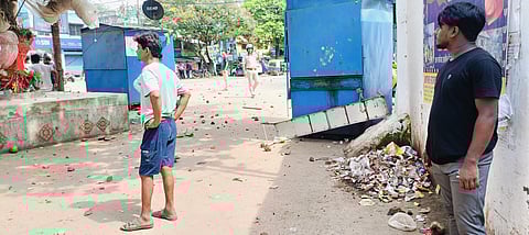 दो गुटों में झड़प क बाद पुलिस इलाके में गश्त लगाती हुईं