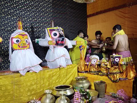 खड़गपुर के जगन्नाथ मंदिर में कराया जा रहा भगवान जगन्नाथ को स्नान