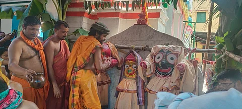 भगवान जगन्नाथ, बलभद्र एवं देवी सुभद्रा को कराया गया महास्नान