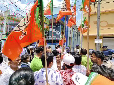 भाजपा कर्मी विरोध प्रदर्शन करते हुए