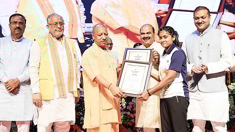 मेधावी छात्रों को सम्मानित करते हुए मुख्यमंत्री योगी आदित्यनाथ