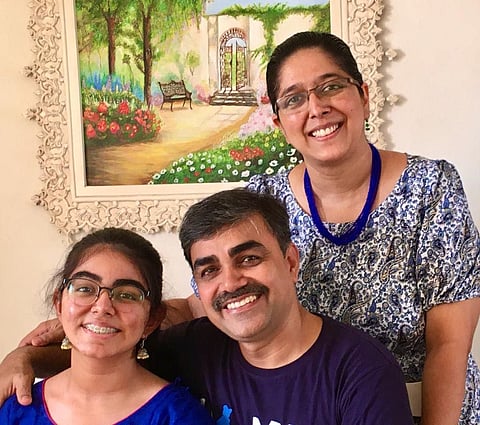 नीरज लावन्य अपनी पत्नी के साथ