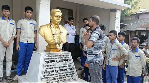 हेमचंद्र कानूनगो की 150वीं जयंती पर उनकी मूर्ति पर किया जा रहा माल्यापर्ण