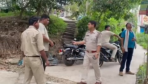लोगों की पिटाई से युवक की मौत होने के बाद जांच करने पहुंची पुलिस