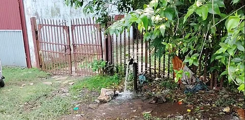 खड़गपुर के कई क्षेत्रों में इसी तरह उसे बरबाद होता है पानी