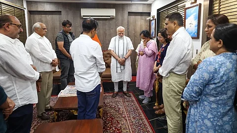 दिवंगत पूर्व CM विजय रूपाणी के परिवार से मिले PM मोदी, जताया शोक