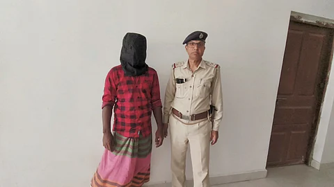 गिरफ्तार बांग्लादेशी घुसपैठिया