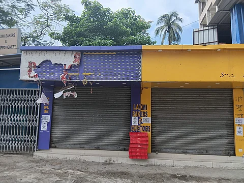 रवींद्रनगर में बंद दुकान की तस्वीर
