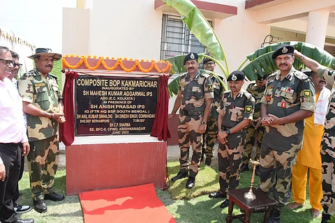 बीएसएफ पूर्वी कमान, कोलकाता के अतिरिक्त महानिदेशक श्री महेश कुमार अग्रवाल अन्य अधिकारियों के साथ