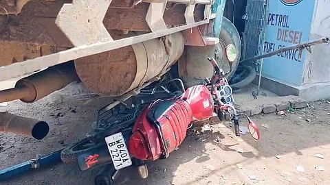 अपने आप चल पड़ा बालू ट्रक, दुकान से टकराया, मची अफरा-तफरी