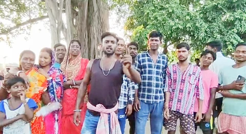 तृणमूल कांग्रेस नेता सिद्धार्थ राणा के वाहन से 5 ग्रामीण हुए घायल, लोगों ने किया सड़क जाम
