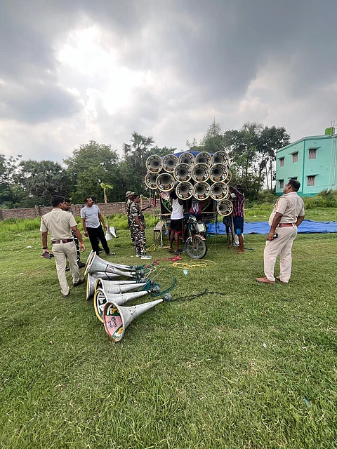 पुलिस साउंड सिस्टम को हटाते हुए