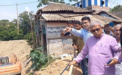 घाटाल में स्लुइस गेट के निर्माण कार्य का जायजा लेते मंत्री मानस भुईंया साथ में हैं डीएम खुर्शीद अली कादरी