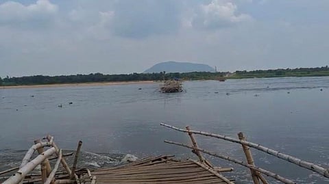 दामोदर नदी पर बना अस्थायी पुल बहा