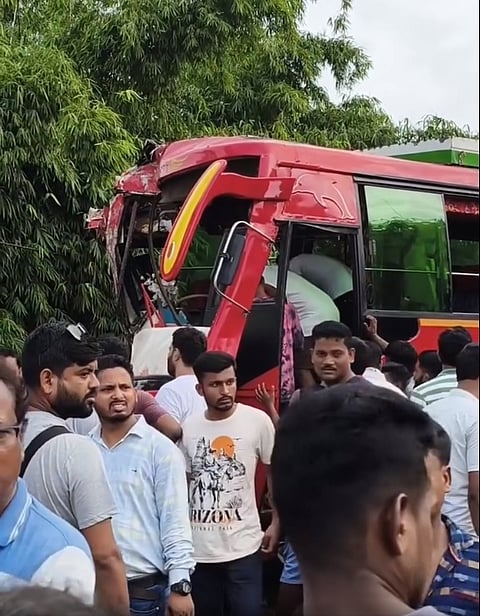 पूर्व मिदनापुर में कंटेनर और बस के बीच हुई टक्कर के बाद ली गई तस्वीर