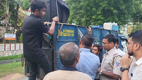 डीजे पर छात्रों के साथ शिक्षकों को डांस करना पड़ गया महंगा