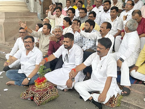 विधानसभा परिसर में तुलसी पौधे के साथ धरना देते भाजपा विधायक