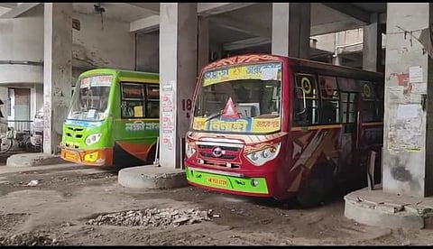 चुंचड़ा बस स्टैंड पर खड़ी बसों की कतार