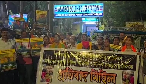 बंगीय हिंदू सुरक्षा मंच ने साउथ थाने के सामने किया प्रदर्शन, कानूनी कार्रवाई की मांग