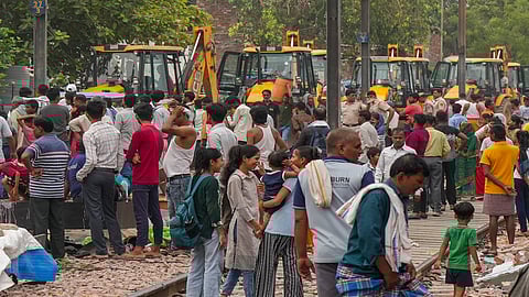 दिल्ली के अशोक विहार, वजीरपुर में ध्वस्तीकरण अभियान