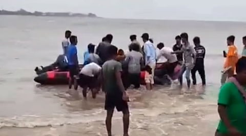 ताजपुर में समुद्र में डूबे पर्यटकों की तलाश में उतारी गई स्पीड़ बोट