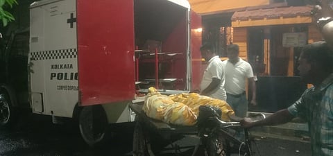 शवों को पोस्टमॉर्टम के लिए भेजती हुई पुलिस