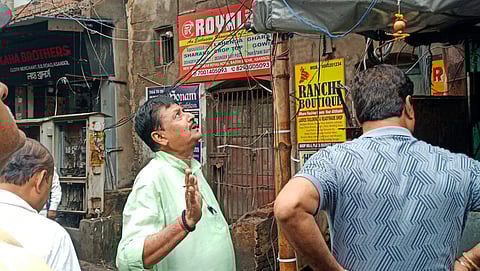 चेयरमैन ने तत्काल कार्रवाई करते हुए गिरे हुए बिजली के खंभे को ठीक कराया