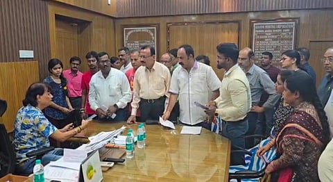 कचरा संग्रहण शुल्क में वृद्धि को लेकर मेयर को सौंपा गया ज्ञापन