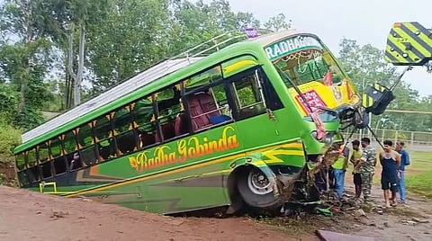झाड़ग्राम के गोपीबल्लभपुर से खड़गपुर की ओर आ रही बस हुई दुर्घटनाग्रस्त
