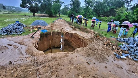 कुएं में दबे बच्चे