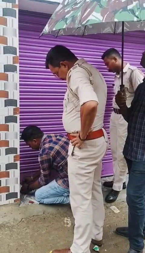 अवैध होटल में ताला मारती पुलिस