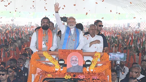 नीतीश कुमार प्रधानमंत्री के साथ मंच पर मौजूद