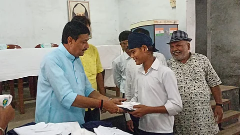 चेयरमैन ने शैक्षणिक विकास के लिए 250 बच्चों को प्रदान की यूनिफॉर्म
