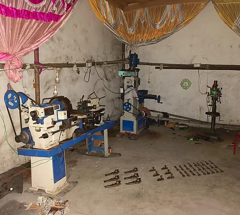 बोकारो में मैरेज हॉल की आड़ में चल रहा था अवैध हथियार कारखाना, दो गिरफ्तार