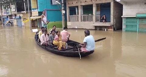 घाटाल में बाढ़ आने से नौका बनी आवागमन का सहारा