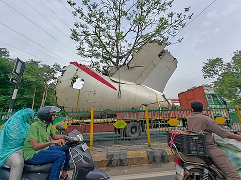 एअर इंडिया विमान हादसा : मलबे को हवाई अड्डा परिसर ले जाया जा रहा