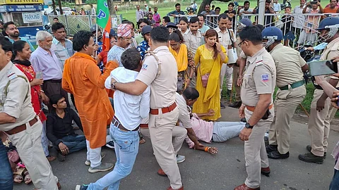विधायक अग्निमित्रा पॉल को विस से निकालने को लेकर भाजपा ने किया विरोध प्रदर्शन