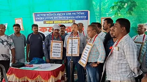 जल जीवन मिशन से जुड़े ठेकेदार प्रदर्शन करते हुए